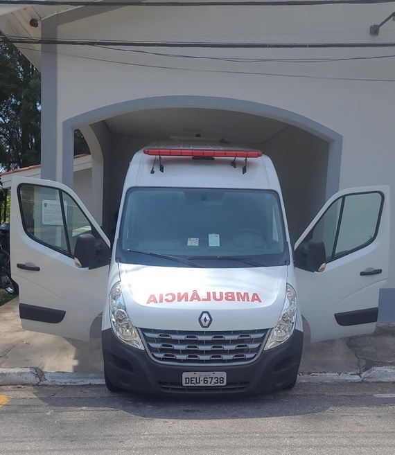 ambulancia Ambulância da S.M.A.S estacionada na base