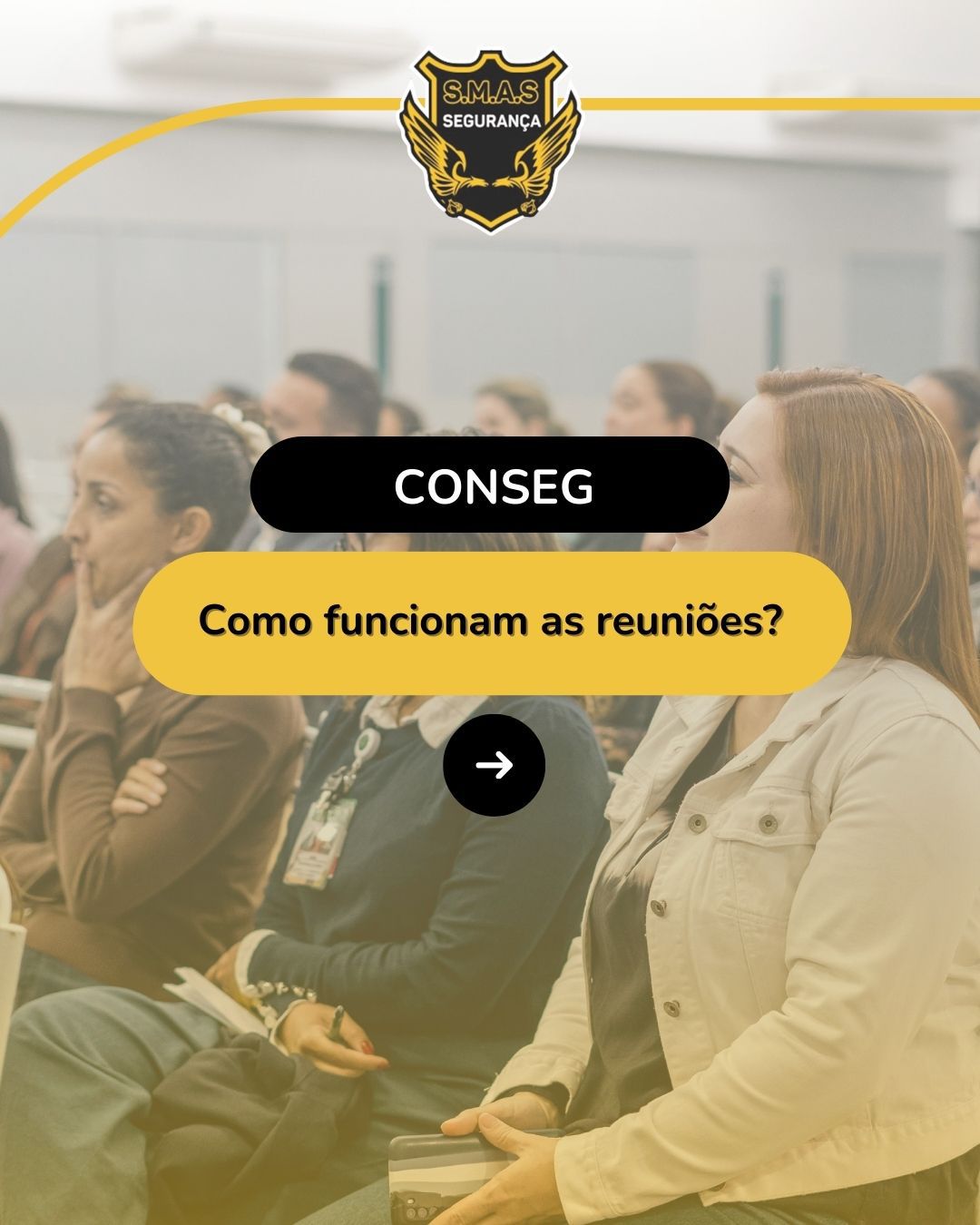 Pessoas sentadas em uma plateia assistindo a uma reunião. No centro, há um retângulo preto com a palavra "CONSEG" e, logo abaixo, um retângulo amarelo com a pergunta "Como funcionam as reuniões?". No topo, o logotipo da S.M.A.S