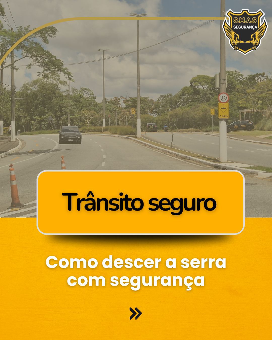 Card informativo com o título "Trânsito seguro: Como descer a serra com segurança". Ao fundo, uma foto de uma estrada arborizada com um carro e cones de sinalização. No topo, o logotipo da S.M.A.S Segurança.