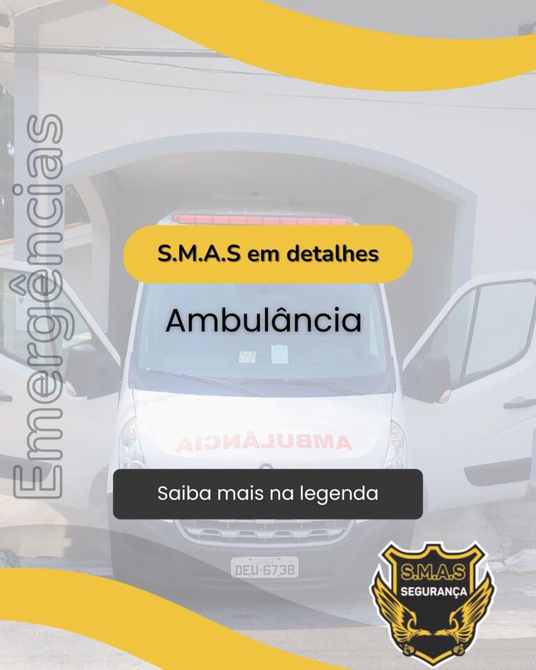 Uma peça gráfica informativa com fundo claro e detalhes em amarelo. No centro, há a foto frontal de uma ambulância branca com as portas da frente abertas. Sobre a imagem, três faixas de texto: uma amarela no topo com os dizeres "S.M.A.S em detalhes"; uma central branca escrita "Ambulância"; e uma preta na parte inferior com "Saiba mais na legenda". Na lateral esquerda, a palavra "Emergências" está escrita verticalmente em letras vazadas. No canto inferior direito, destaca-se o logotipo da "S.M.A.S SEGURANÇA", composto por um brasão preto e dourado com o desenho de uma fênix.