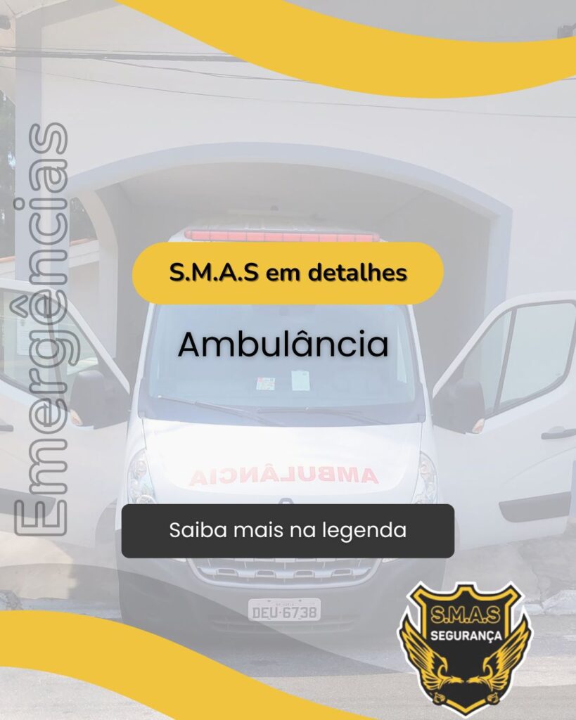 Uma peça gráfica informativa com fundo claro e detalhes em amarelo. No centro, há a foto frontal de uma ambulância branca com as portas da frente abertas. Sobre a imagem, três faixas de texto: uma amarela no topo com os dizeres "S.M.A.S em detalhes"; uma central branca escrita "Ambulância"; e uma preta na parte inferior com "Saiba mais na legenda". Na lateral esquerda, a palavra "Emergências" está escrita verticalmente em letras vazadas. No canto inferior direito, destaca-se o logotipo da "S.M.A.S SEGURANÇA", composto por um brasão preto e dourado com o desenho de uma fênix.