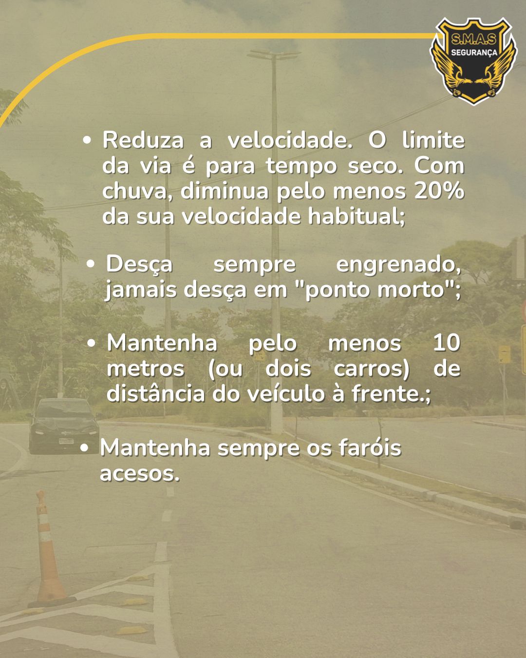 Lista de dicas de segurança viária sobre fundo semitransparente. O texto orienta: reduzir a velocidade em 20% na chuva; descer sempre engrenado (nunca em ponto morto); manter 10 metros de distância do veículo à frente; e manter os faróis acesos.