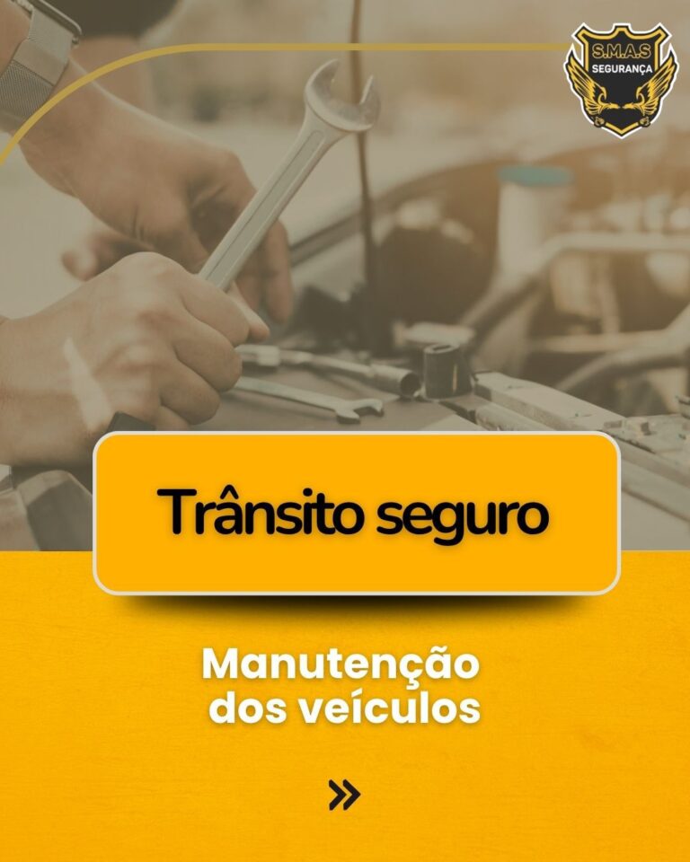 Imagem vertical com tons amarelados e terrosos. Ao fundo, uma foto desfocada mostra as mãos de um mecânico segurando uma chave de boca enquanto trabalha no motor de um carro. No canto superior direito, há um logotipo dourado com a inscrição "S.M.A.S SEGURANÇA". No centro, um retângulo amarelo com bordas arredondadas contém o texto em preto: "Trânsito seguro". Abaixo, sobre um fundo amarelo sólido, está escrito em branco: "Manutenção dos veículos". Na parte inferior central, há um ícone de seta dupla preta indicando continuidade.