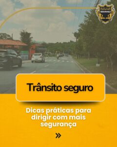 Cartaz digital com o título "Trânsito Seguro" em letras pretas dentro de um retângulo amarelo centralizado. Abaixo, o subtítulo diz: "Dicas práticas para dirigir com mais segurança". O fundo mostra a perspectiva de um motorista em uma via arborizada com carros e uma moto à frente. No canto superior direito, há o logotipo da "S.M.A.S Segurança". O rodapé é amarelo vibrante com um ícone de seta dupla indicando continuidade.