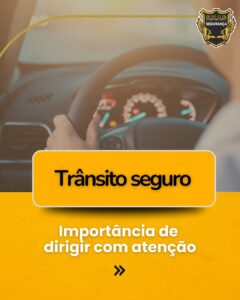 Uma arte gráfica com o tema segurança no trânsito. O fundo mostra a visão desfocada de um motorista segurando o volante de um carro, focando no painel luminoso do veículo. No canto superior direito, há o logotipo da "S.M.A.S SEGURANÇA", que traz o desenho de uma águia dourada. Na metade inferior, sobre uma faixa amarela vibrante, destaca-se um retângulo amarelo com bordas arredondadas escrito "Trânsito seguro" em letras pretas. Logo abaixo, o texto em letras brancas diz: "Importância de dirigir com atenção", seguido por um ícone de duas setas apontando para a direita, indicando a continuação do conteúdo.