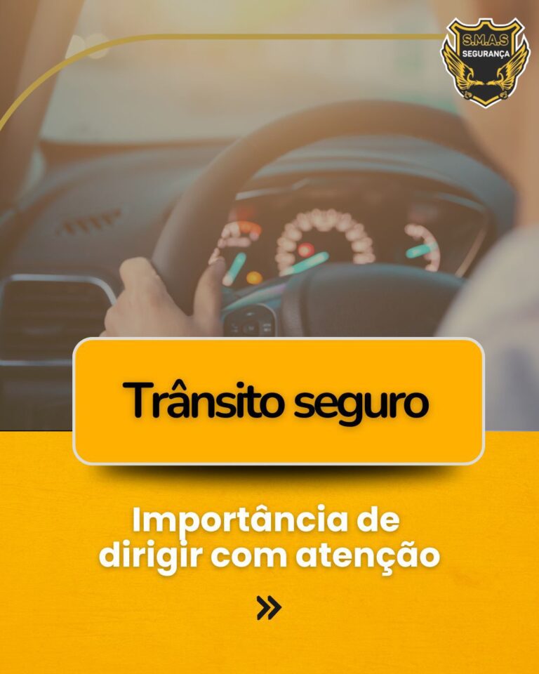 Uma arte gráfica com o tema segurança no trânsito. O fundo mostra a visão desfocada de um motorista segurando o volante de um carro, focando no painel luminoso do veículo. No canto superior direito, há o logotipo da "S.M.A.S SEGURANÇA", que traz o desenho de uma águia dourada. Na metade inferior, sobre uma faixa amarela vibrante, destaca-se um retângulo amarelo com bordas arredondadas escrito "Trânsito seguro" em letras pretas. Logo abaixo, o texto em letras brancas diz: "Importância de dirigir com atenção", seguido por um ícone de duas setas apontando para a direita, indicando a continuação do conteúdo.