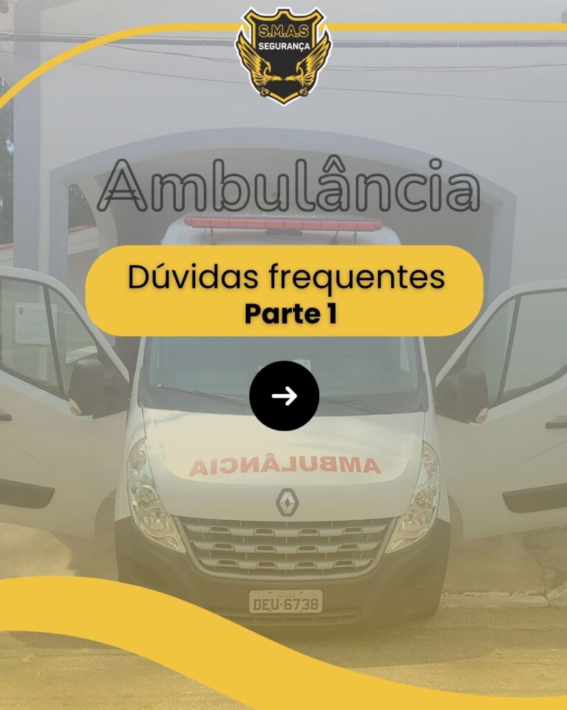 O fundo mostra uma foto esmaecida e com filtro esbranquiçado de uma ambulância branca com as portas dianteiras abertas, estacionada em frente a uma garagem. Na frente do veículo, a palavra "AMBULÂNCIA" está escrita de forma invertida (espelhada) em letras vermelhas. A placa do veículo é visível na parte inferior. Na parte superior da imagem, há um logotipo de segurança privado com um escudo preto e dourado e duas asas, contendo o texto "S.M.A.S SEGURANÇA". Logo abaixo do logo, destaca-se o título "Ambulância" em letras grandes e vazadas. No centro, há um retângulo amarelo com cantos arredondados contendo o texto em preto: "Dúvidas frequentes" e, logo abaixo, "Parte 1". Abaixo do bloco amarelo, há um botão circular preto com uma seta branca apontando para a direita, indicando continuidade. O design conta com detalhes geométricos em amarelo nos cantos superior esquerdo e inferior esquerdo.