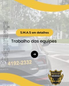 magem com fundo esbranquiçado e detalhes em amarelo nas bordas superior e inferior. No centro, há a foto da traseira de um carro preto com o número de telefone "4192-2332" em amarelo e o logotipo da "S.M.A.S Segurança". Sobreposta à imagem, há uma faixa amarela com o texto "S.M.A.S em detalhes" e, logo abaixo, o título principal: "Trabalho das equipes", acompanhado de uma seta branca dentro de um círculo preto apontando para a direita. Na lateral esquerda, a palavra "Segurança" está escrita verticalmente.