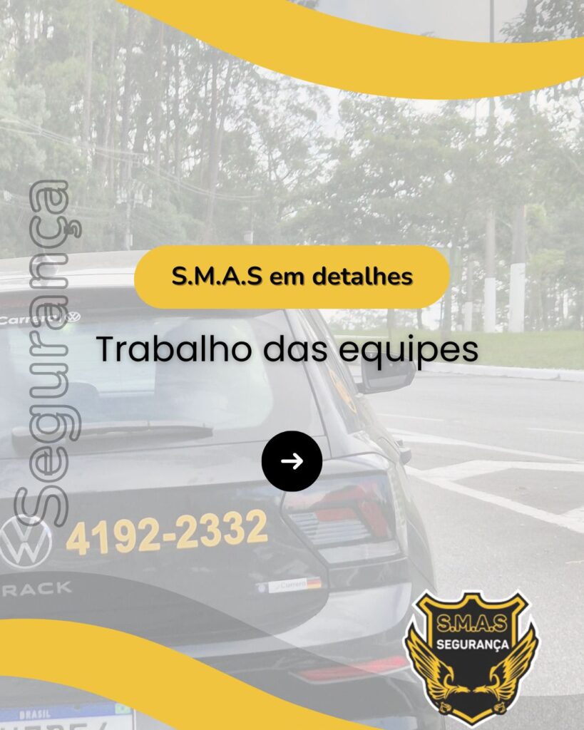 magem com fundo esbranquiçado e detalhes em amarelo nas bordas superior e inferior. No centro, há a foto da traseira de um carro preto com o número de telefone "4192-2332" em amarelo e o logotipo da "S.M.A.S Segurança". Sobreposta à imagem, há uma faixa amarela com o texto "S.M.A.S em detalhes" e, logo abaixo, o título principal: "Trabalho das equipes", acompanhado de uma seta branca dentro de um círculo preto apontando para a direita. Na lateral esquerda, a palavra "Segurança" está escrita verticalmente.