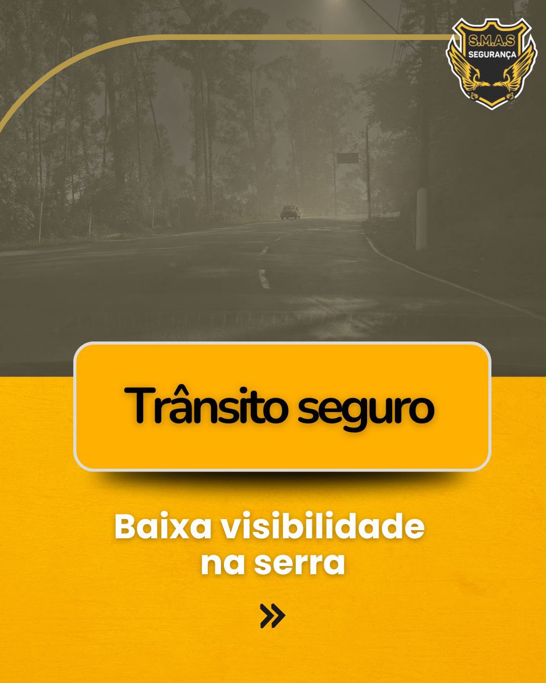 Arte institucional da S.M.A.S. Segurança sobre trânsito seguro. Ao fundo, uma estrada em região de serra com neblina e baixa visibilidade. No canto superior direito está o logotipo da S.M.A.S. Em destaque, sobre uma faixa amarela, os dizeres “Trânsito seguro” e, abaixo, o título “Baixa visibilidade na serra”. A imagem introduz orientações de segurança para dirigir em condições de neblina.