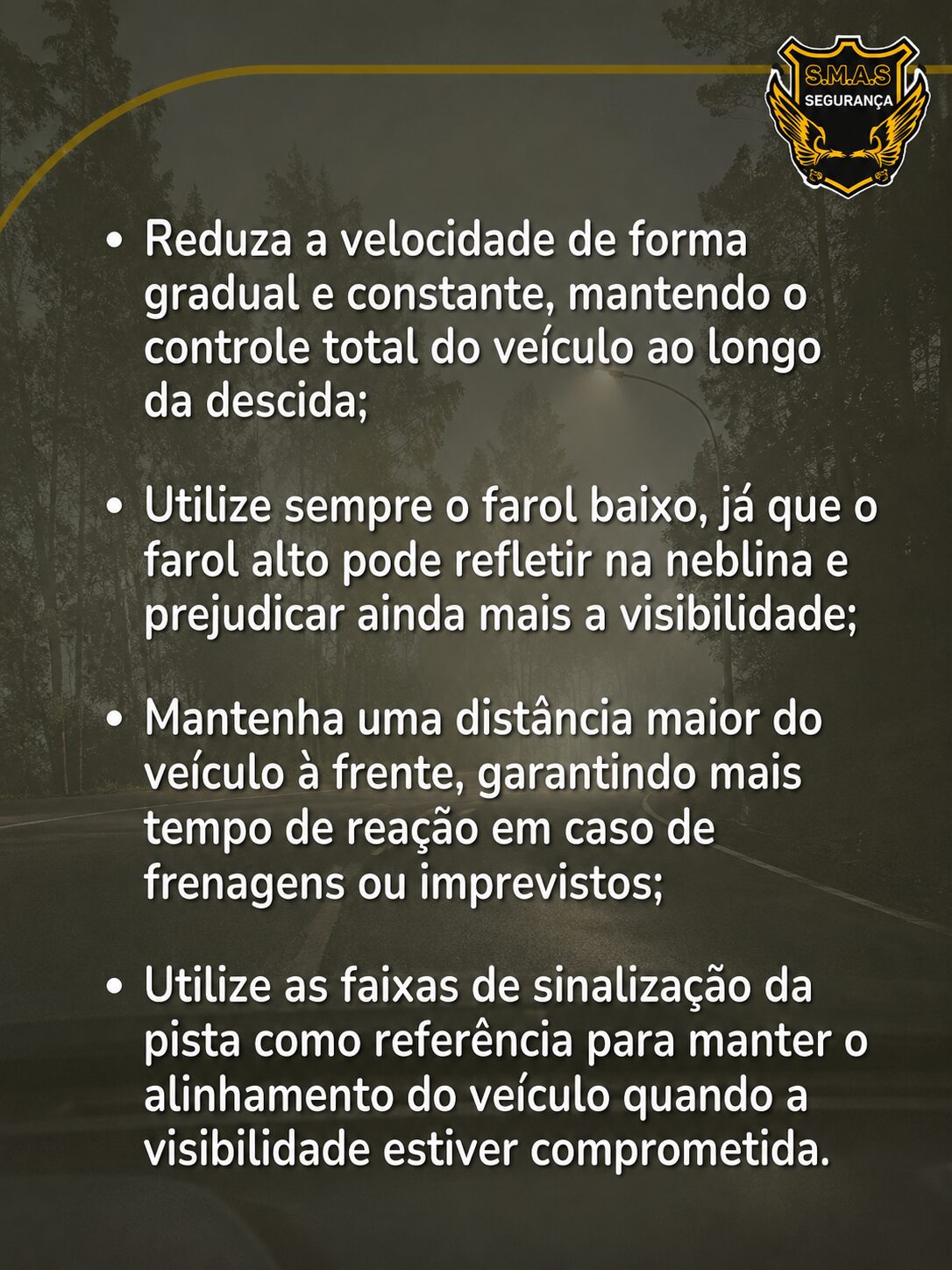 Arte informativa da S.M.A.S. Segurança com fundo de estrada coberta por neblina. O conteúdo apresenta orientações para condução segura em condições de baixa visibilidade: reduzir a velocidade de forma gradual e constante, utilizar sempre o farol baixo, manter maior distância do veículo à frente e utilizar a sinalização da pista como referência para manter o alinhamento do veículo. O logotipo da S.M.A.S. está posicionado no canto superior direito.