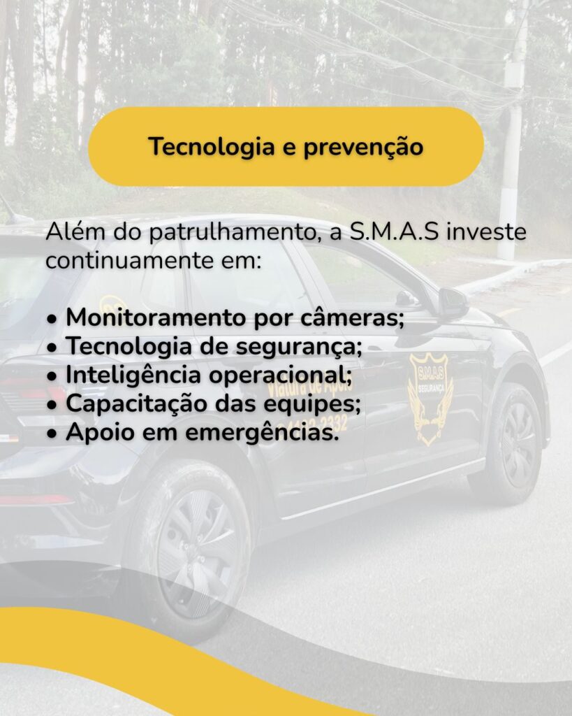 Imagem com fundo esbranquiçado destacando a lateral de um veículo de segurança preto. No topo, uma faixa amarela exibe o título "Tecnologia e prevenção". Logo abaixo, o texto diz: "Além do patrulhamento, a S.M.A.S investe continuamente em:". Uma lista em tópicos apresenta os investimentos: "Monitoramento por câmeras; Tecnologia de segurança; Inteligência operacional; Capacitação das equipes; Apoio em emergências." A borda inferior esquerda traz um acabamento decorativo em curvas amarelas.